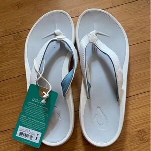 NWT Olukai flip flops white/grey women’s 8